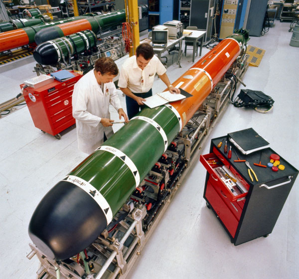 Mk_48_torpedo_maintenance_1982ΑΑΑ
