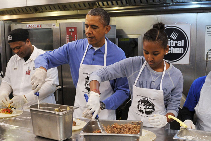 obama-cooking-meal