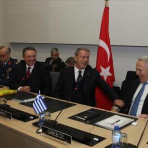 NATO: Με χαμόγελα και «καλό κλίμα» η συνάντηση Αποστολάκη – Ακάρ – ΦΩΤΟ