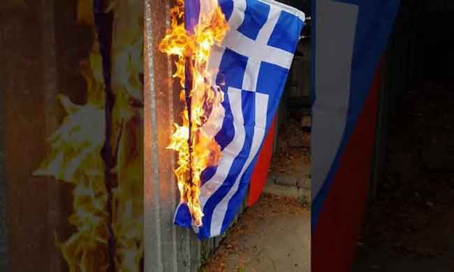 Αποτέλεσμα εικόνας για ''Στάζουν'' μίσος οι Τούρκοι: Καίνε ελληνικές σημαίες & πανηγυρίζουν!